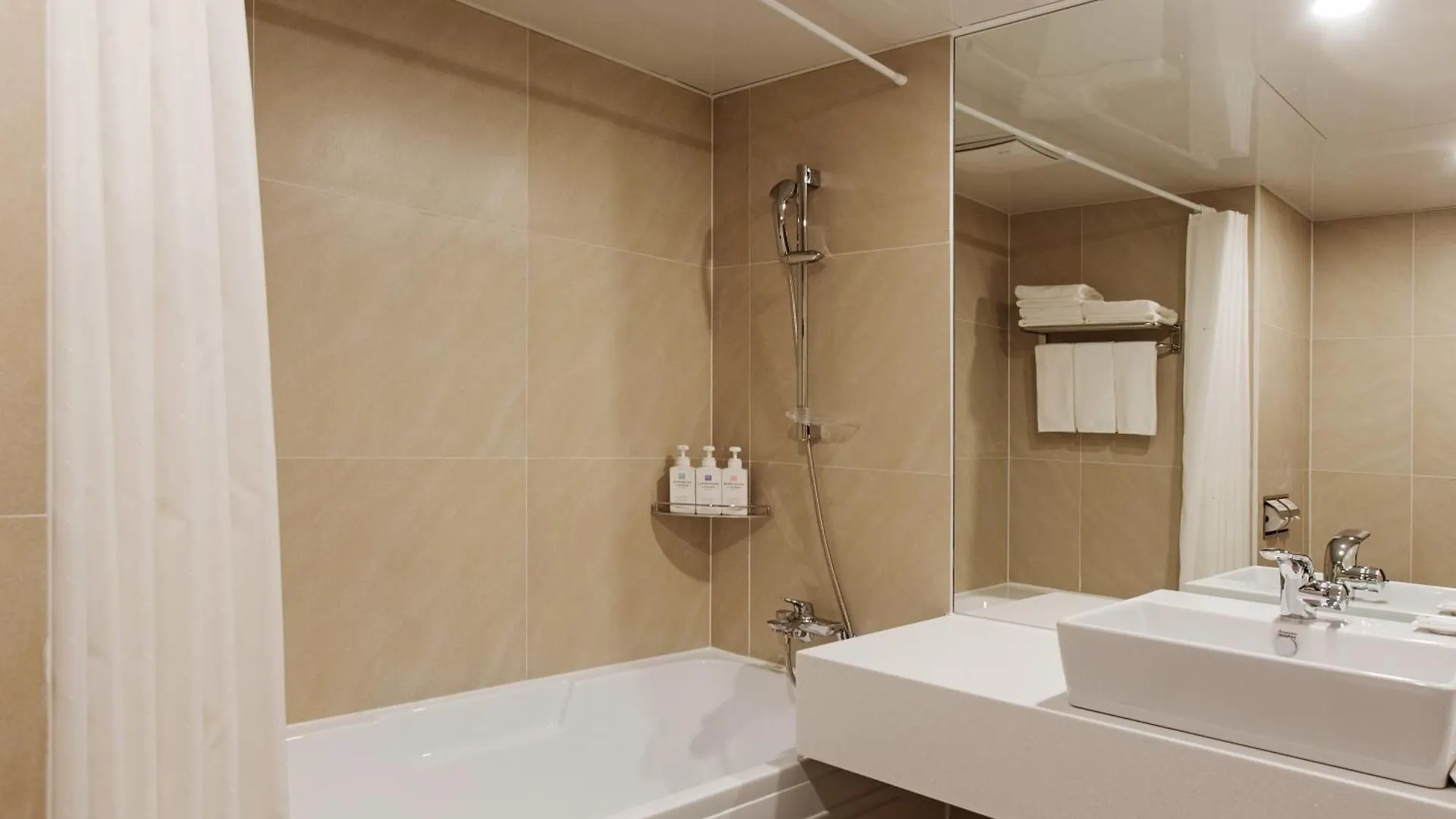 Hotel Adela Busan 4*,